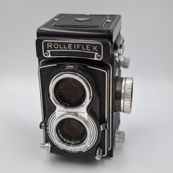 Cámara TLR Rolleiflex con objetivo Tessar 75mm f/3.5