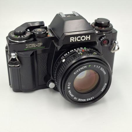 Cámara SLR Ricoh XR-P con objetivo Rikenon 50mm f/1.7 (1984)