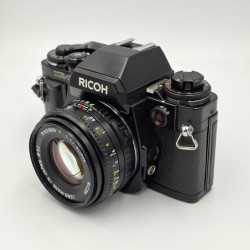Cámara SLR Ricoh XR-P con objetivo Rikenon 50mm f/1.7 (1984)
